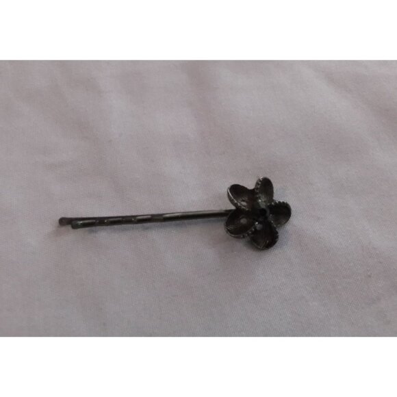 Vintage Metal Flower Hair Bobby Pin With Black Stone Accent - Picture 1 of 3